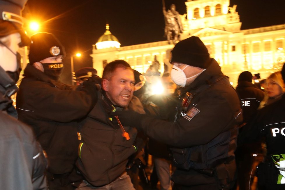 Na demonstraci proti vládním opatřením musela policie jednoho účastníka zpacifikovat donucovacími prostředky