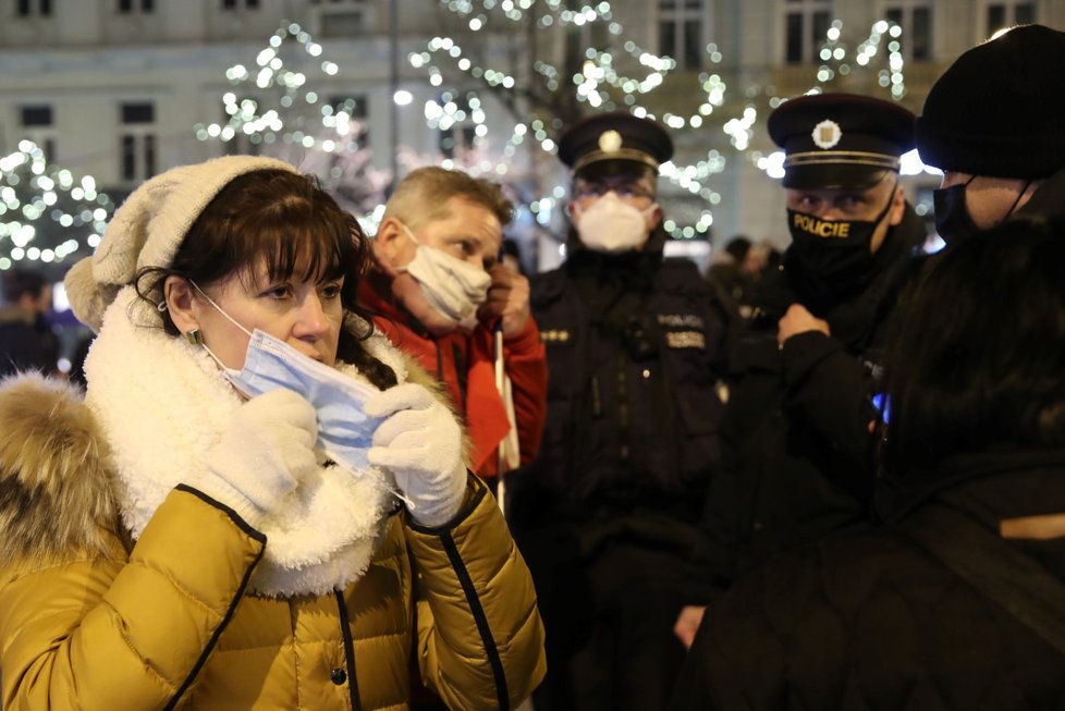 Na Václavském náměstí se kolem sedmé hodiny sešla asi osmdesátka demonstrantů proti vládním opatřením.