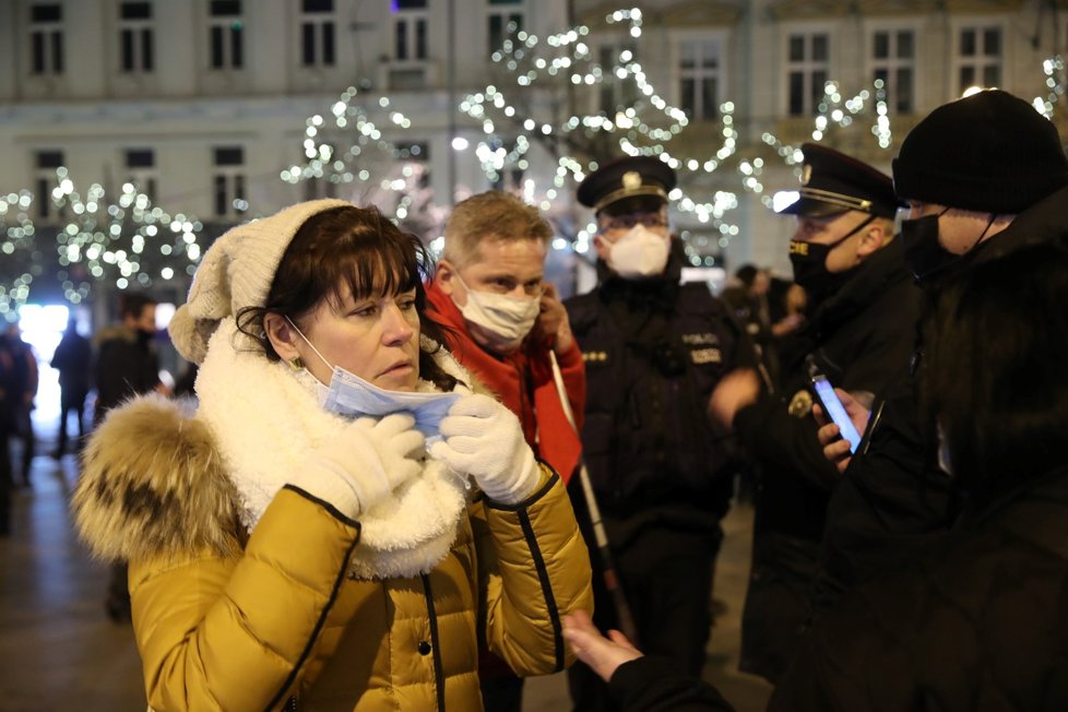 Na Václavském náměstí se kolem sedmé hodiny sešla asi osmdesátka demonstrantů proti vládním opatřením.