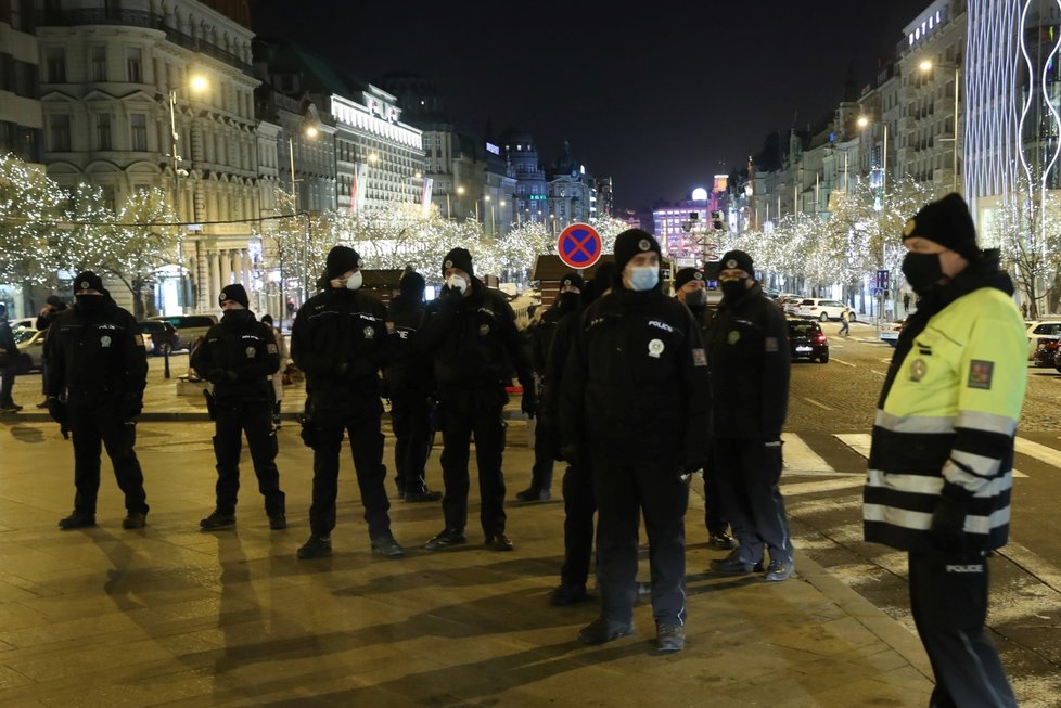 Na Václavském náměstí se kolem sedmé hodiny sešla asi osmdesátka demonstrantů proti vládním opatřením.