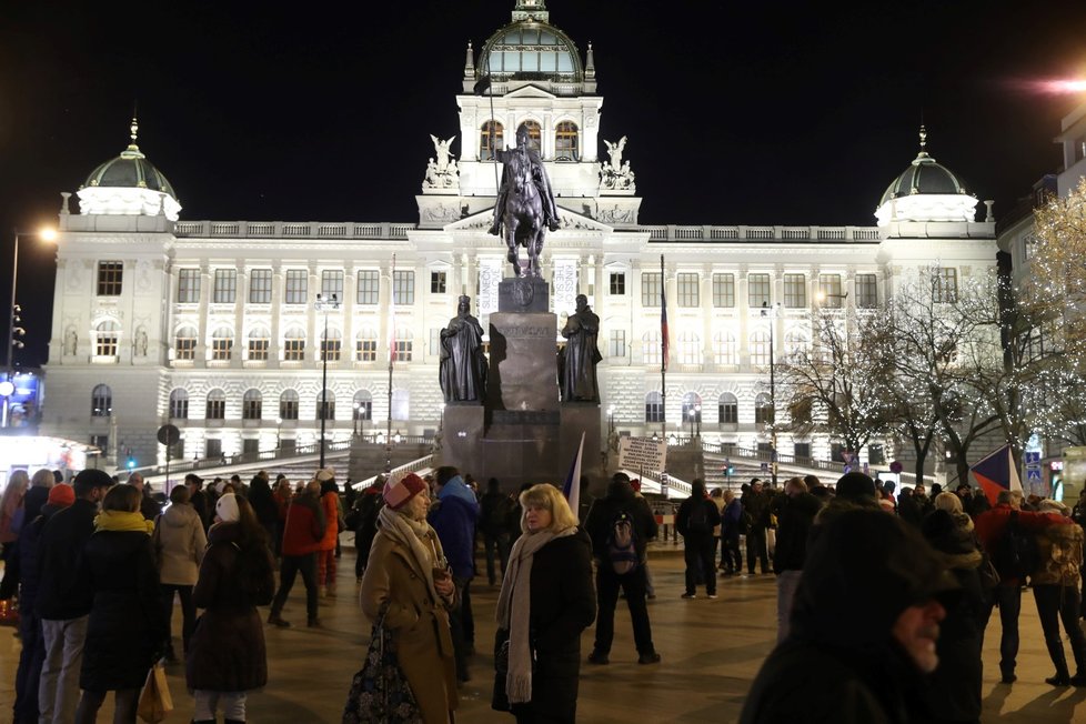 Na Václavském náměstí se kolem sedmé hodiny sešla asi osmdesátka demonstrantů proti vládním opatřením.