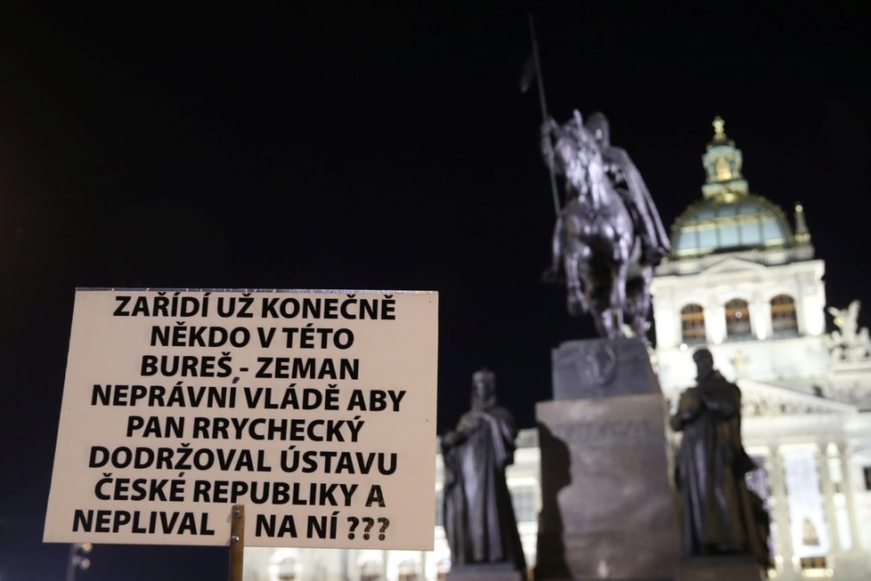 Na Václavském náměstí se kolem sedmé hodiny sešla asi osmdesátka demonstrantů proti vládním opatřením.