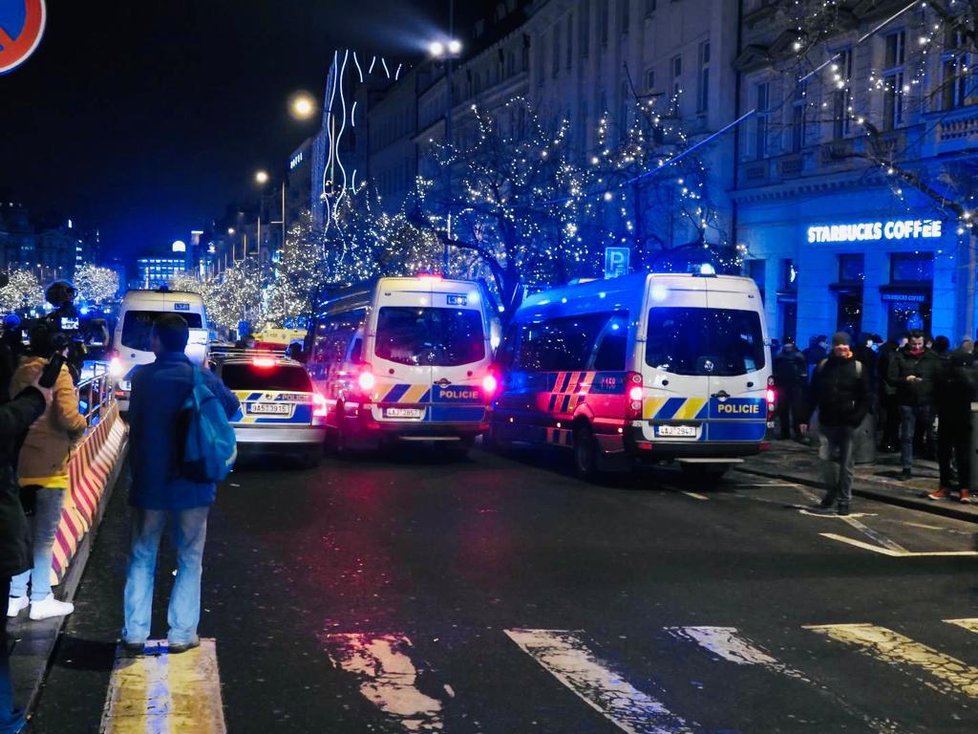 Policie po deváté hodině uzavřela Václavské náměstí. Hlídají ho těžkooděnci