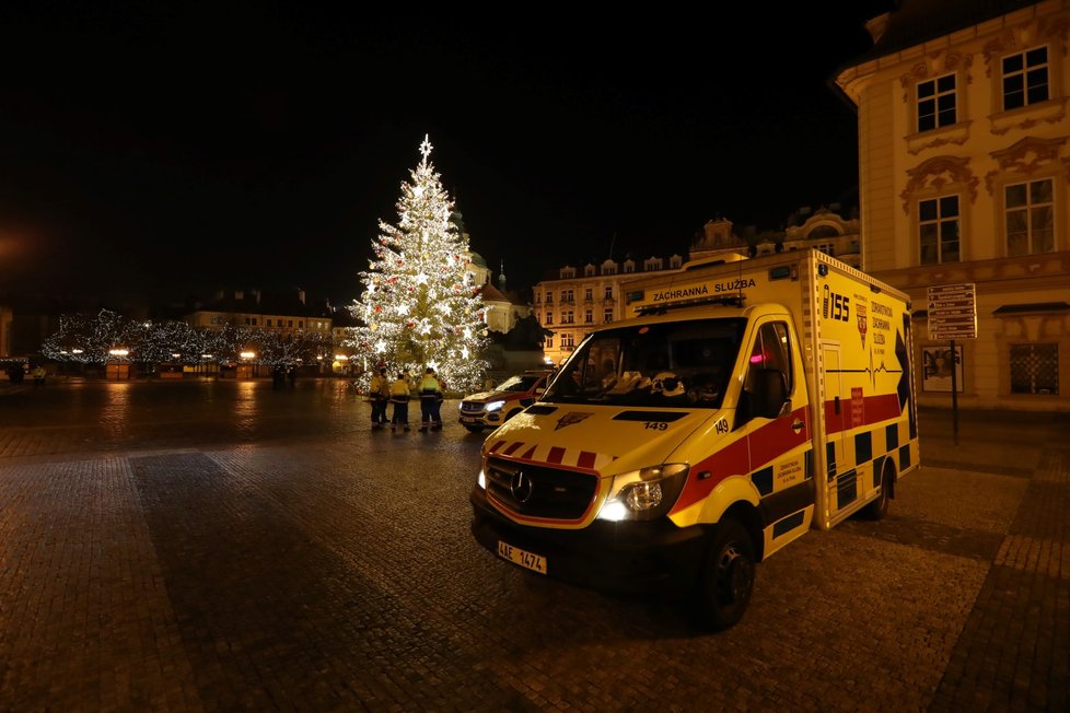 Nezvyklý pohled na Staroměstské náměstí. O silvestrovském večeru, krátce před desátou hodinou, bylo náměstí téměř prázdné.