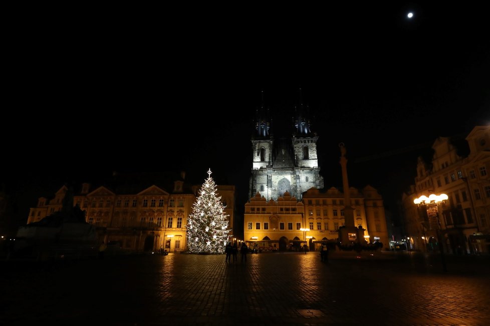 Nezvyklý pohled na Staroměstské náměstí. O silvestrovském večeru, krátce před desátou hodinou, bylo náměstí téměř prázdné.