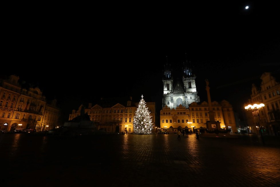 Nezvyklý pohled na Staroměstské náměstí. O silvestrovském večeru, krátce před desátou hodinou, bylo náměstí téměř prázdné.