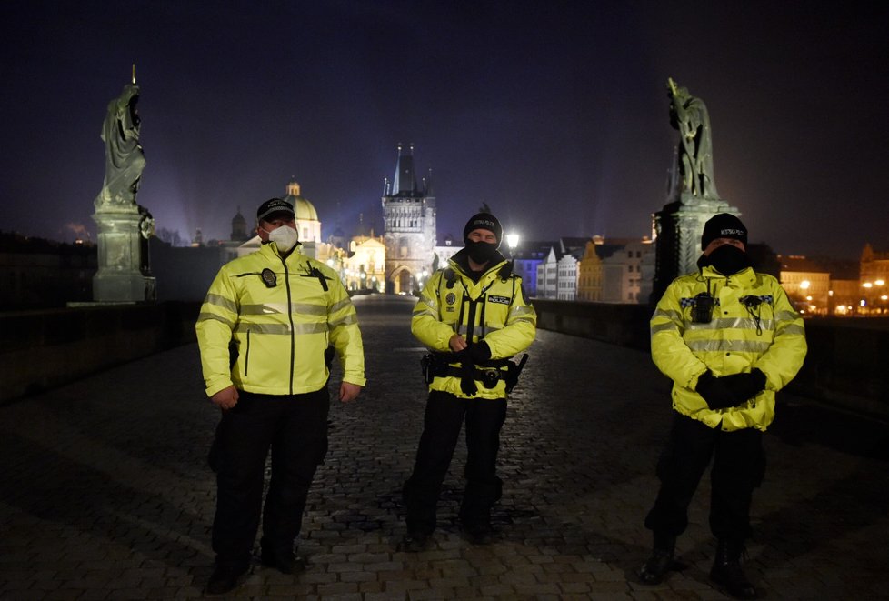 Nezvyklý pohled na Staroměstské náměstí. O silvestrovském večeru, krátce před desátou hodinou, bylo náměstí téměř prázdné.