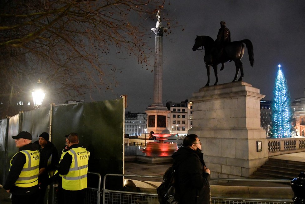 Silvestr 2021: Příprava oslav konce roku ve Velké Británii (31.12.2021)