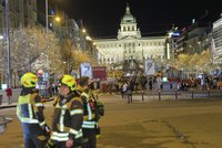 Silvestr v Praze: Zákaz dělobuchů, pouštění lampionů. Policisté, záchranáři a hasiči jsou připravení
