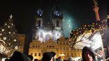 Bujaré oslavy silvestra v Praze: Centrum v obležení turistů, cizinku zranila pyrotechnika