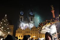 Bujaré oslavy silvestra v Praze: Centrum v obležení turistů, cizinku zranila pyrotechnika