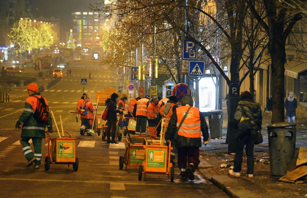 Zástupy oranžových vest uklízí Václavské náměstí