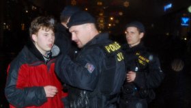 Policisté zadrželi v centru Brna mladíka, který jim hodil dělobuch přímo pod nohy