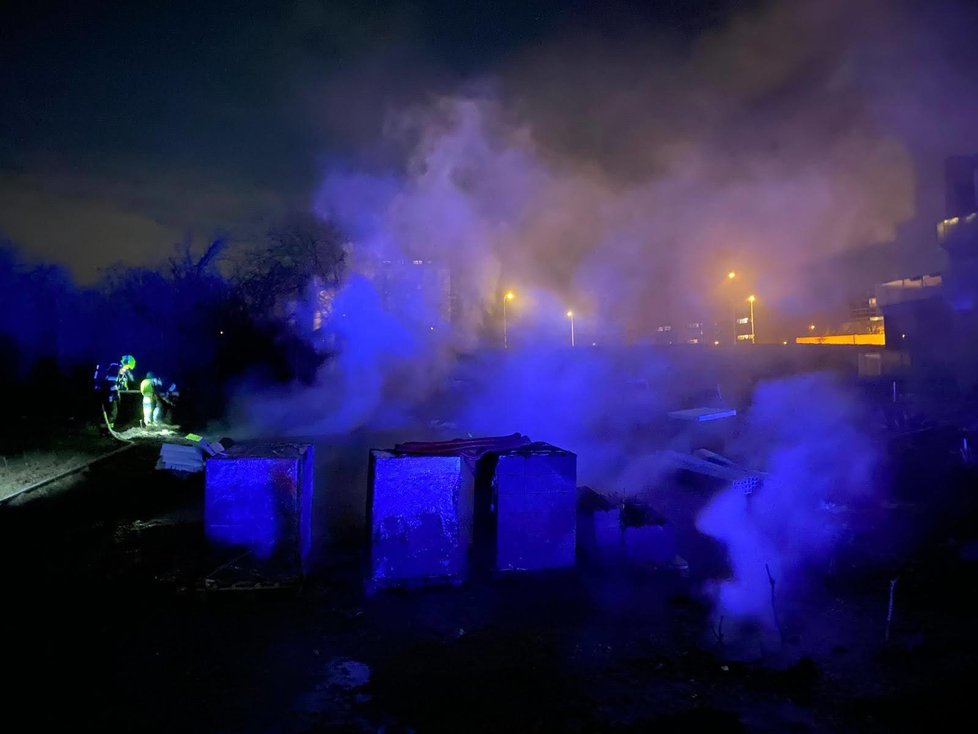 Hasiči na Silvestra zasahovali u 18 požárů, které souvisely se zábavní pyrotechnikou.