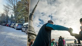 Stovky turistů vítaly nový rok na Ještědu. Orlické hory čelí návalu aut