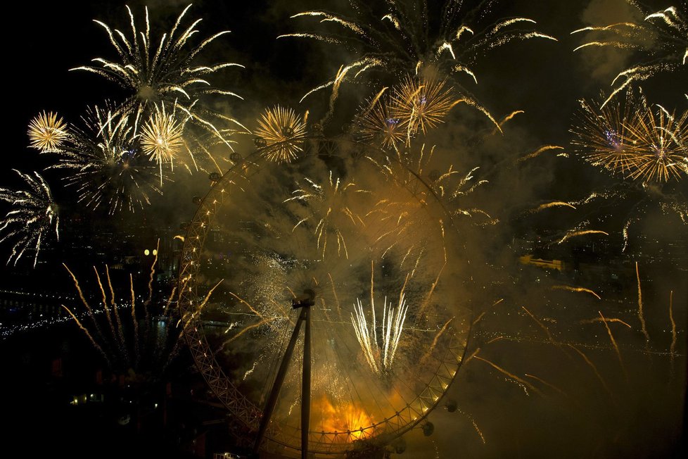 Silvestrovské oslavy ve Velké Británii. Na fotce proslulé kolo London Eye