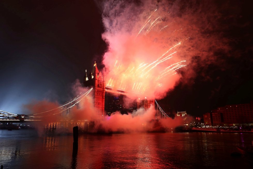 Silvestrovský ohňostroj v Londýně.