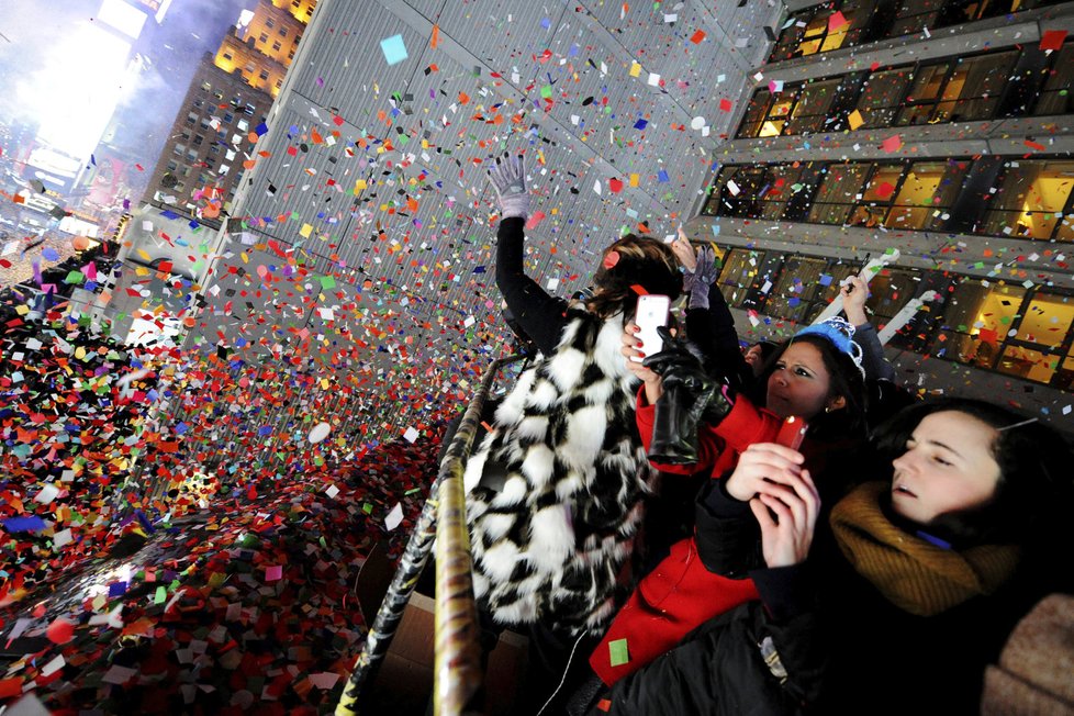 Silvestrovské veselí na Times Square v New Yorku