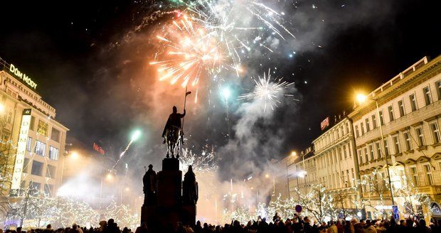 Česko bujaře oslavilo rok 2018: Z Václaváku bylo „minové pole“, sanitky měly napilno