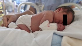 Austrálie potvrdila smutnou zprávu, nejmladší obětí covidu v zemi je osmitýdenní miminko.