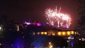 Ohňostroje ve skotském Edinburghu (31. 12. 2023)