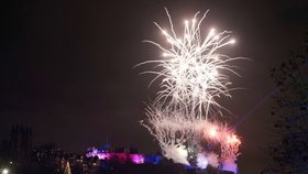 Ohňostroje ve skotském Edinburghu (31. 12. 2023)