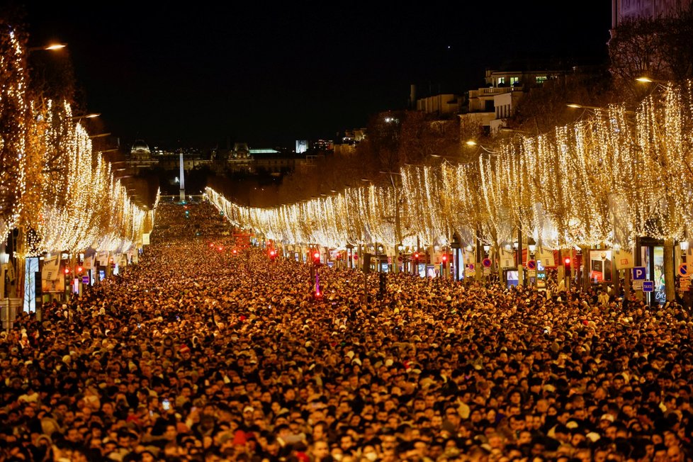 Novoroční oslavy v Paříži: Zaplněná Champs Elysees.