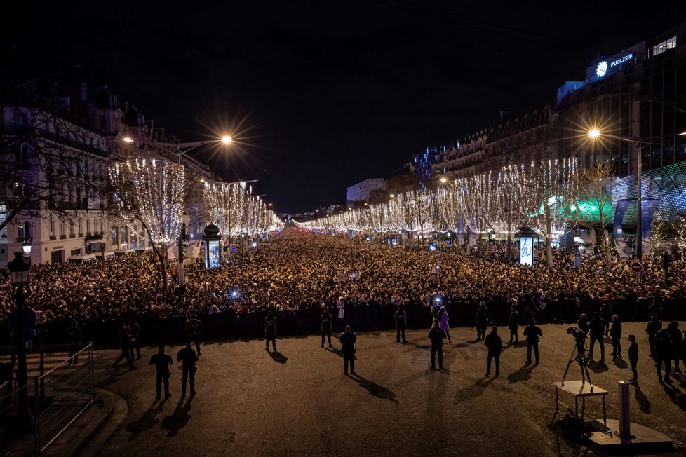 Novoroční oslavy v Paříži.