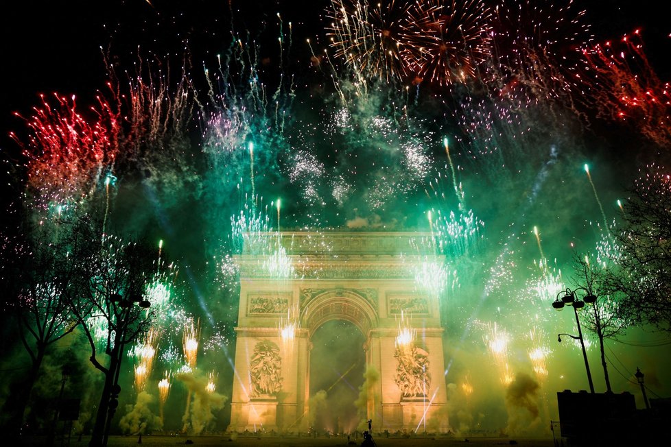 Novoroční ohňostroj v Paříži.