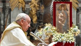 Papež na silvestrovské mši zmínil vděčnost a naději. Vzpomínal i na Benedikta XVI. (†95)