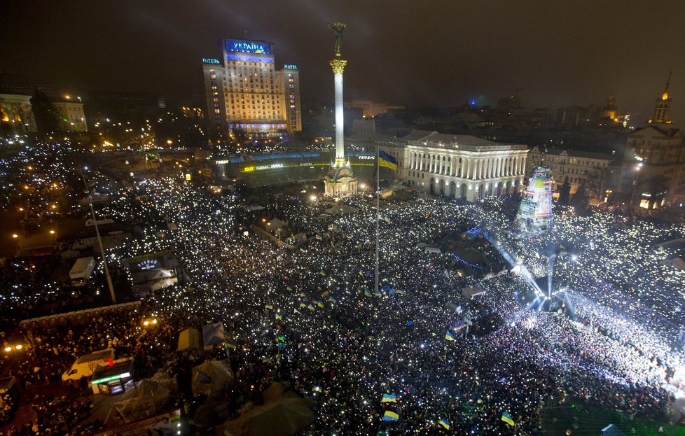 Ukrajinci zpívají národní hymnu na hlavním kyjevském náměstí