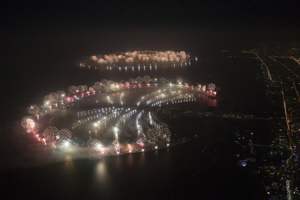 Ohňostroj ozářil umělé ostrovy v Dubaji. 