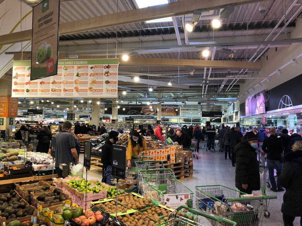 Hypermarket Globus v Praze na Zličíně den před Silvestrem (30. 12. 2020)