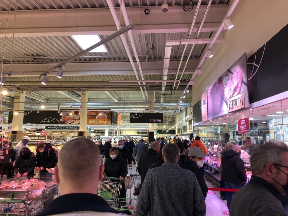 Hypermarket Globus v Praze na Zličíně den před Silvestrem (30. 12. 2020)