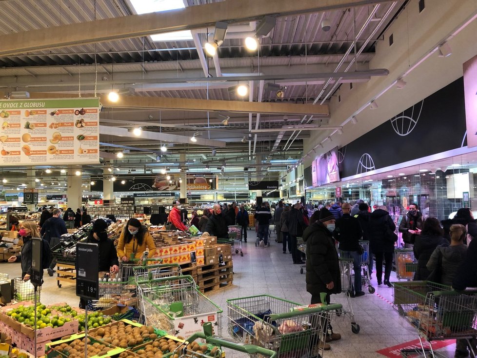 Hypermarket Globus v Praze na Zličíně den před Silvestrem (30. 12. 2020)