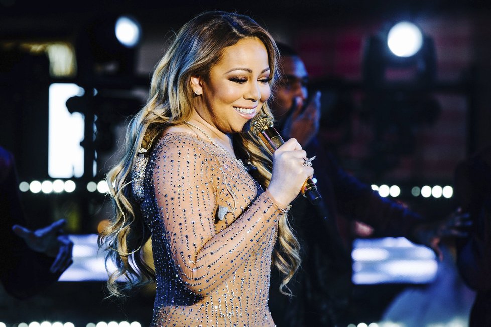 Newyorské oslavy zpestřila Mariah Carey.