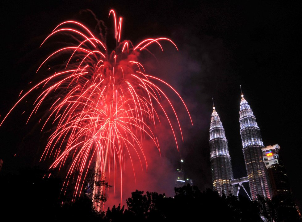 Nádherné obrazce rozzářily nebe u nejvyšší dvojité budovy světa v Kuala Lumpur