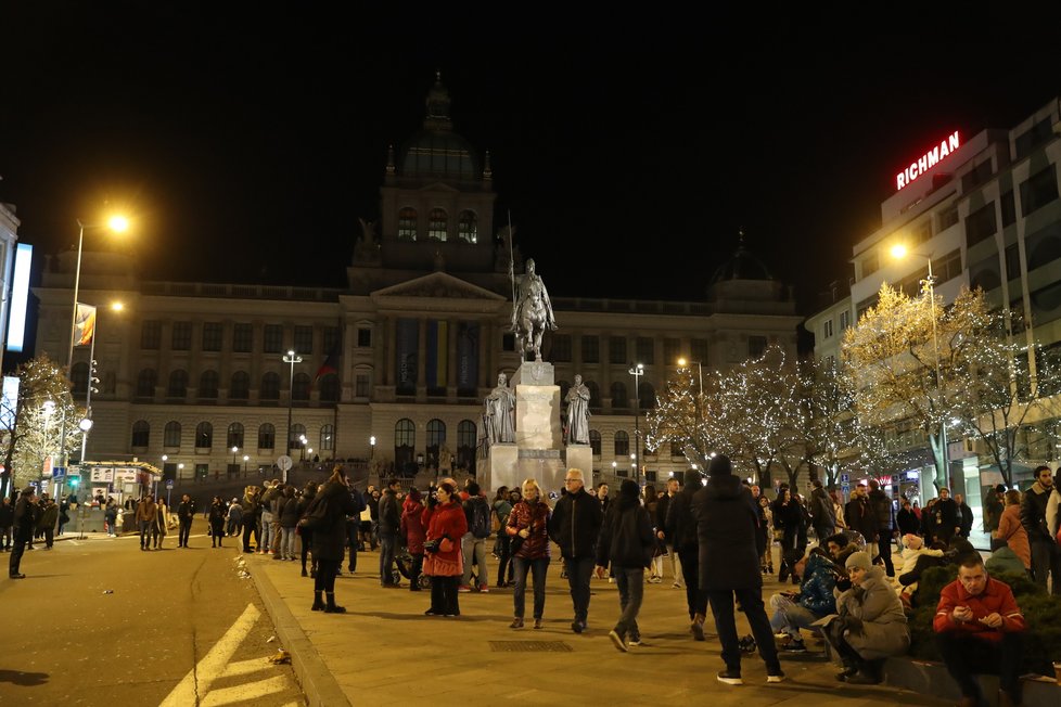 Silvestr nesilvestr, pražské památky zhasínají kvůli krizi stejně, jako po celý rok, dříve. Národní muzeum zhaslo například ve 22:00. (31. prosinec 2022)