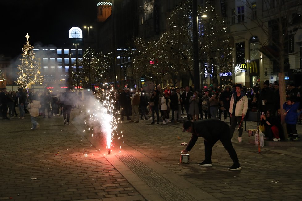 S odbitím půlnoci nastaly v Praze ohňostrojové hody, jak to bývá zvykem. (31. prosinec 2022)