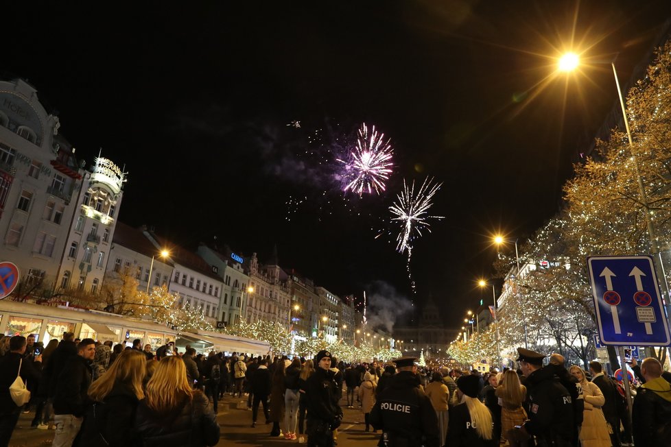 S odbitím půlnoci nastaly v Praze ohňostrojové hody, jak to bývá zvykem. (31. prosinec 2022)