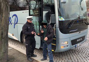 Řidič sedl za volant autobusu v podroušeném stavu.