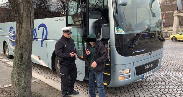 Opilec za volantem! Řidič autobusu vjel na Dvořákovo nábřeží neoprávněně, nadýchal 0,44 promile