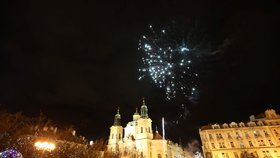 Praha sice omezila používání zábavné pyrotechniky, vyhláška ale neplatí na celém území hlavního města a někteří navíc odpalují rachejtle v centru města i přes zákaz