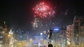 Praha sice omezila používání zábavné pyrotechniky, vyhláška ale neplatí na celém území hlavního města a někteří navíc odpalují rachejtle v centru města i přes zákaz