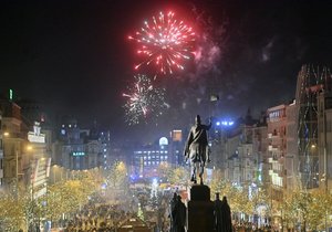 Praha sice omezila používání zábavné pyrotechniky, vyhláška ale neplatí na celém území hlavního města a někteří navíc odpalují rachejtle v centru města i přes zákaz