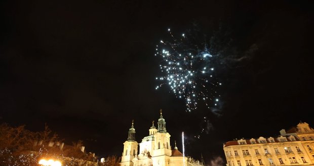 Praha sice omezila používání zábavné pyrotechniky, vyhláška ale neplatí na celém území hlavního města a někteří navíc odpalují rachejtle v centru města i přes zákaz