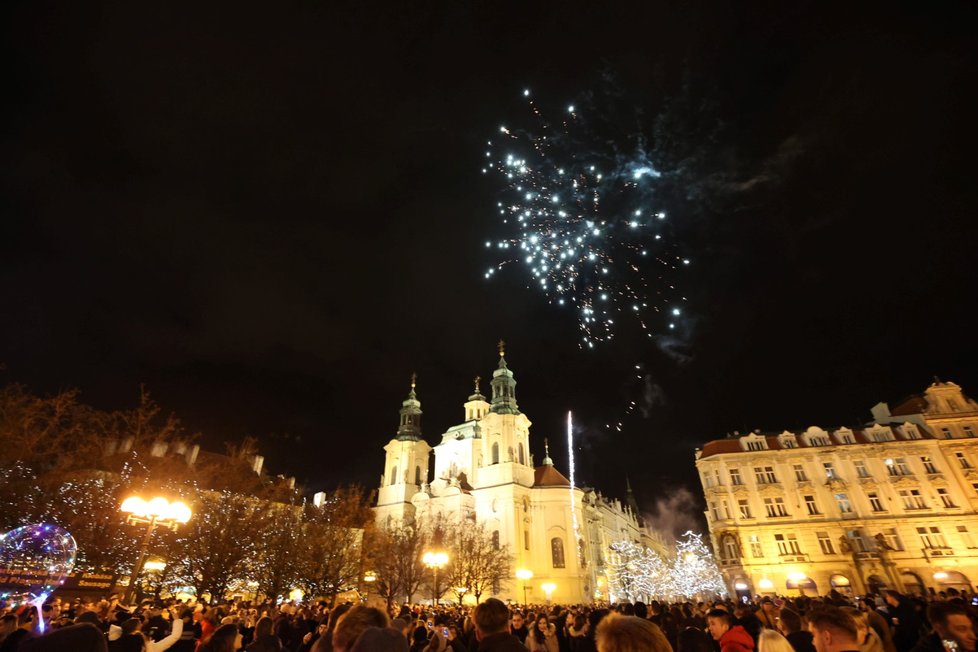 Praha sice omezila používání zábavné pyrotechniky, vyhláška ale neplatí na celém území hlavního města a někteří navíc odpalují rachejtle v centru města i přes zákaz