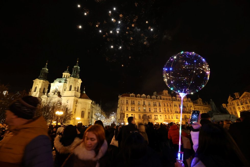 Praha sice omezila používání zábavné pyrotechniky, vyhláška ale neplatí na celém území hlavního města a někteří navíc odpalují rachejtle v centru města i přes zákaz