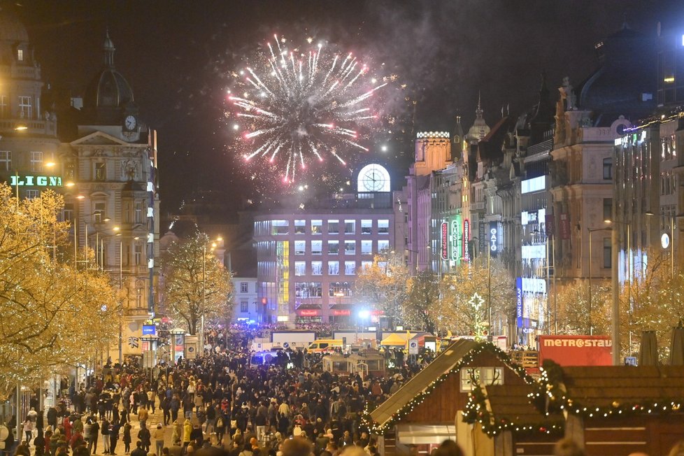 Praha sice omezila používání zábavné pyrotechniky, vyhláška ale neplatí na celém území hlavního města a někteří navíc odpalují rachejtle v centru města i přes zákaz