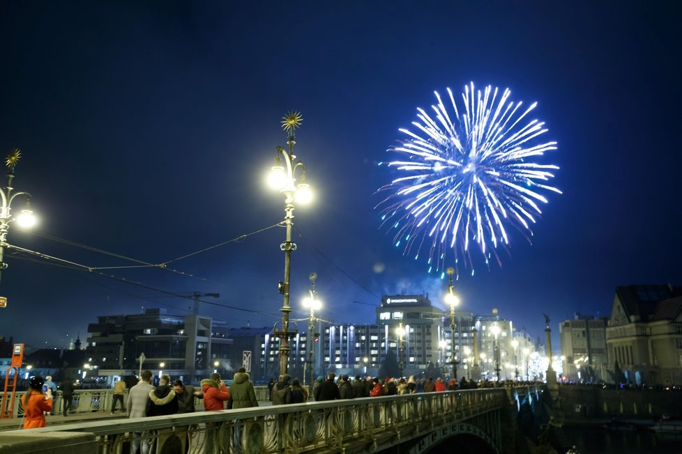 Praha sice omezila používání zábavné pyrotechniky, vyhláška ale neplatí na celém území hlavního města a někteří navíc odpalují rachejtle v centru města i přes zákaz